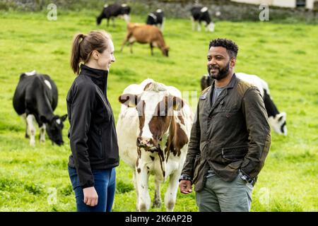 REDAKTIONELLE VERWENDUNG NUR JB Gill (rechts) mit Jo Lawrence, Senior Manager Arla Foods, als er sich mit Arla Cravendale auf einer Farm in den Yorkshire Dales zusammenschließt, um die Veröffentlichung von „Everybody's Free A-Cowppella Style“ anzukündigen, der die Marke Free to Graze Standard und ein breiteres PFLEGEPROGRAMM feiert. Ausgabedatum: Donnerstag, 13. Oktober 2022. Stockfoto