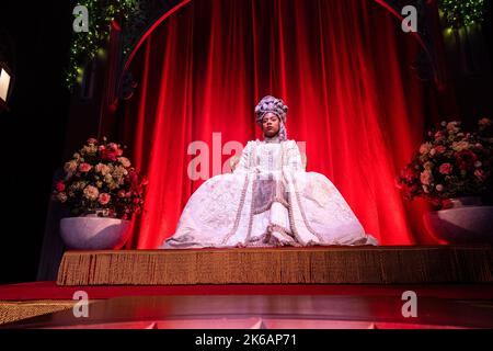 Toronto, Kanada. 12. Oktober 2022. Eine als Königin gekleidete Frau posiert auf einem Thron. Die „Queen's Ball“ Bridgerton Experience ist ein immersiver Ball aus der Regency-Ära mit Musik, die vom Bridgerton-Soundtrack inspiriert ist, einer der am meisten gesehenen Shows auf Netflix. Kredit: SOPA Images Limited/Alamy Live Nachrichten Stockfoto