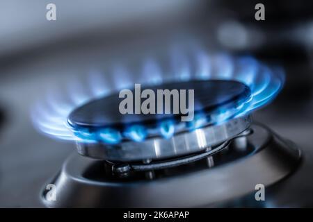 Der Gasbrenner brennt mit der blauen Flamme eines Propan-Butan-Ofens in einer Hausküche oder im Hotelrestaurant. Stockfoto