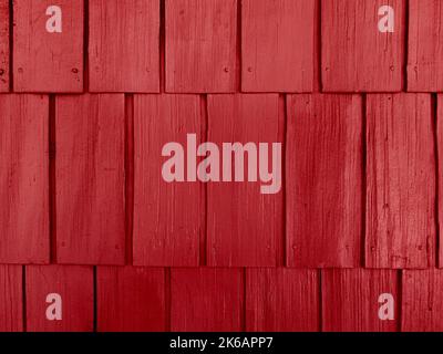 Ein rotes Shaker Holzhaus Schindelwand gemalt Haus Schindeln Wand Hütte Gebäude Hintergrund Schuppen Vorstand Bauernhof Scheune Bauernhaus Abstellgleis hölzerne Kulisse Stockfoto