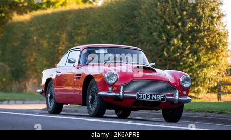 1960 Aston Martin DB4 Oldtimer in Rot Stockfoto