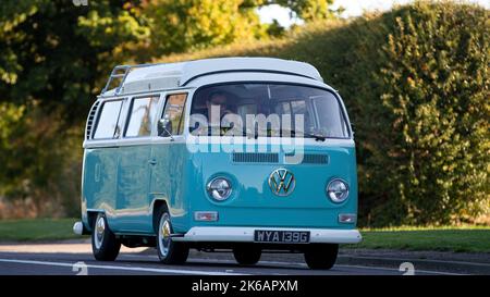 1969 blauer Volkswagen Camper Van Stockfoto