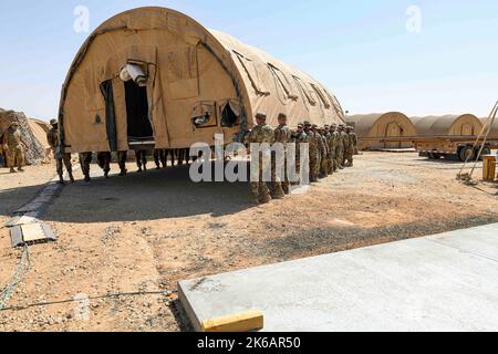 Luftwaffenstützpunkt Prince Sultan, Saudi-Arabien. 11. Oktober 2022. Die US-Luftwaffe DirtBoyz, die der Expeditionary Civil Engineer Squadron von 378. zugewiesen wurde, bringt ein Zelt auf dem Luftwaffenstützpunkt Prince Sultan, Königreich Saudi-Arabien, Oktober, zu seinem Pad. 11, 2022. Die Mission der ECES von 378. besteht darin, die erforderlichen Einrichtungen und Infrastrukturen bereitzustellen, um PSAB zu einer einsatzbereiten, robusten und widerstandsfähigen Kampfplattform im Verantwortungsbereich der AFCENT zu machen. Quelle: U.S. Air Force/ZUMA Press Wire Service/ZUMAPRESS.com/Alamy Live News Stockfoto