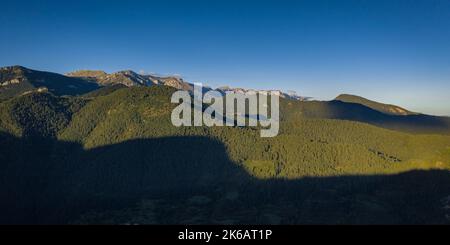 Luftaufnahme des Aussichtspunkts Cap del Ras im Naturpark Cadí-Moixeró. Im Hintergrund die Cadí-Reihe (Cerdanya, Lleida, Katalonien, Spanien) Stockfoto