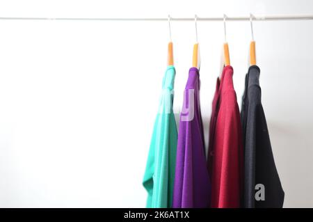 Rack mit stylischer Damenbekleidung im Innenbereich. Moderne Inneneinrichtung. Stockfoto