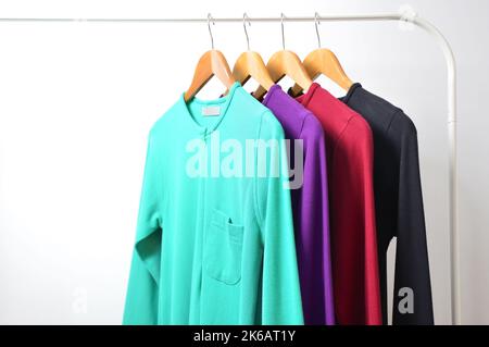 Rack mit stylischer Damenbekleidung im Innenbereich. Moderne Inneneinrichtung. Stockfoto