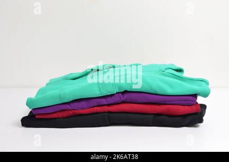 Stapel von Kleidung auf weißem Hintergrund Isolation. Stockfoto