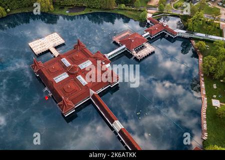 Heviz, Ungarn - Luftaufnahme des Heviz-Sees, des zweitgrößten Thermalsees der Welt und des Ferienkurortes in Zala County an einem Sommermorgen Stockfoto