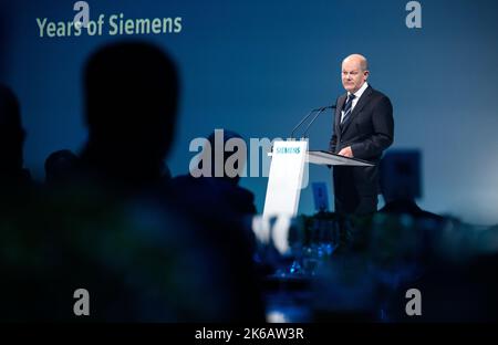 Berlin, Deutschland. 12. Oktober 2022. Bundeskanzler Olaf Scholz (SPD) spricht bei der Feier zum 175.-jährigen Bestehen der Siemens AG. Am 12. Oktober 1847 begann in einem Berliner Hinterhof die "Telegraphen-Bauanstalt von Siemens & Halske" ihre Arbeit, die zur Siemens AG wurde. Heute beschäftigt Siemens weltweit mehr als 300.000 Mitarbeiter. Quelle: Bernd von Jutrczenka/dpa/Alamy Live News Stockfoto