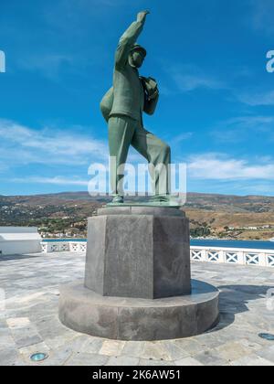 Die unbekannte Seemannsstatue auf der Insel Andros, Chora, Kykladen, Griechenland. Kupferskulptur, Denkmal für die Matrosen, die nicht zurückkamen. Vertikal Stockfoto