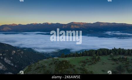 Luftaufnahme des Aussichtspunkts Cap del Ras im Naturpark Cadí-Moixeró. Im Hintergrund das Tal Cerdanya mit Nebel. Cerdanya, Katalonien, Spanien Stockfoto