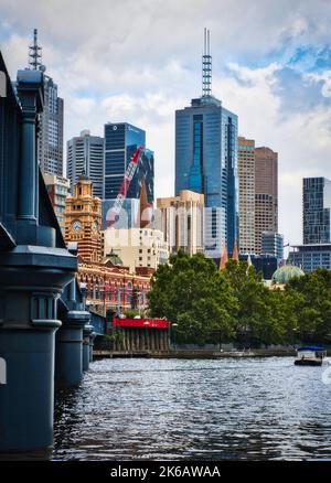 Eine Luftaufnahme des Stadtbildes Melbourne, umgeben von Gebäuden und Wasser Stockfoto