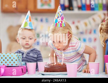 Geburtstage sind so ein besonderes Ereignis. Eine Vorschule Kinder feiern einen Geburtstag in der Klasse. Stockfoto