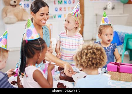 Unsere Klasse lieben Geburtstage. Eine Vorschule Kinder feiern einen Geburtstag in der Klasse. Stockfoto