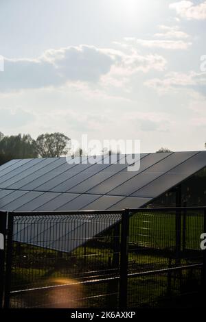 Neues ecologic Haus mit Sonnenkollektoren Alternative zu konventioneller Energie. Die Batterie wird von einer Solarzelle geladen Werbung Grüne Energie Nachhaltiges Leben Erneuerbare alternative Energie Stockfoto