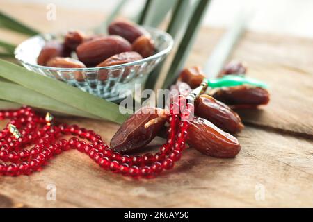 Datteln oder Datten Palmfrüchte in Holzschüssel sind ein gesunder Snack. Stockfoto