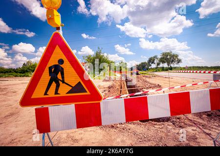 Schild mit Begrenzungslicht und Blinksignal sind Symbole der Vorsicht im Baubereich. Stockfoto