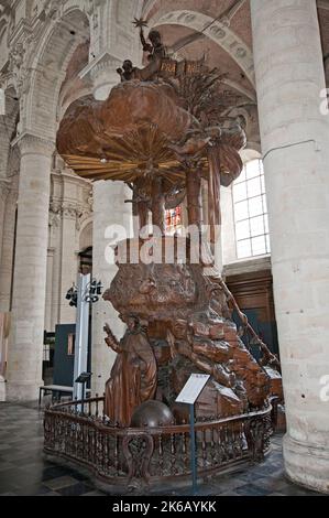 Alte hölzerne Kanzel (1757), die dem Heiligen Domenico in der Kirche des Heiligen Johannes des Täufers in der Beguinage, Brüssel, Belgien, gewidmet ist Stockfoto