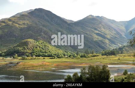 Zwei der fünf Schwestern von Kintail mit Blick auf einen Abschnitt des Loch Duich, Western Highlands, Schottland, Großbritannien. Stockfoto