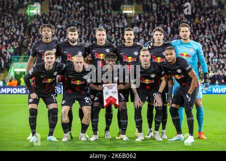 Glasgow, Großbritannien. 11. Oktober 2022. Fußball: Champions League, Gruppenphase, Gruppe F, Matchday 4: Celtic Glasgow - RB Leipzig im Celtic Park. Die Leipziger Spieler stehen für das Teamfoto an: Erste Reihe (l-r), Timo Werner, Xaver Schlager, Amadou Haidara, David Raum und Christopher Nkunku und hintere Reihe (l-r), Mohamed Simakan, Josko Gvardiol, Willi Orban, Andre Silva, Dominik Szoboszlai und Torhüter Janis Blaswich. Quelle: Jan Woitas/dpa/Alamy Live News Stockfoto