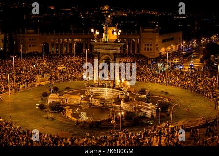 Plaça d'Espanya (Ort von Spanien), in Barcelona, voller Menschen während des Pyromusical von La Mercè 2022 (Barcelona, Katalonien, Spanien) Stockfoto