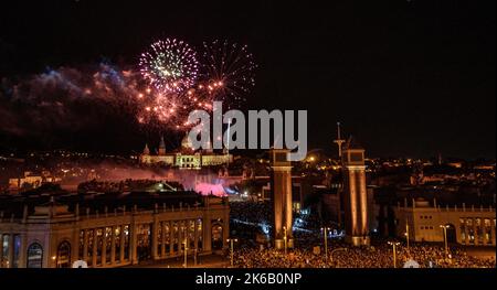 Pyromusical und Feuerwerk von La Mercè 2022 auf der Maria Cristina Avenue in Barcelona (Katalonien, Spanien) ESP: Piromusical y fuegos artificiales, Barcelona Stockfoto