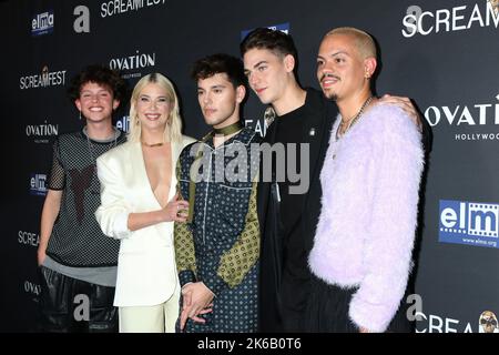 Los Angeles, Kalifornien. 12. Oktober 2022. Jacob Sartorius, Ashley Benson, Max Harwood, Hero Fiennes Tiffin, Evan Ross bei der Ankunft des EINSAMSTEN JUNGEN DER WELT Premiere beim 2022. Screenfest LA Film Festival, TCL Chinese Theatre, Los Angeles, CA 12. Oktober 2022. Kredit: Priscilla Grant/Everett Collection/Alamy Live Nachrichten Stockfoto