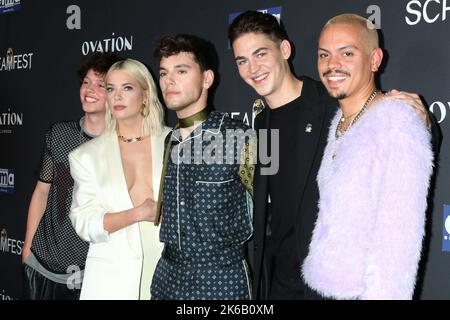 Los Angeles, Kalifornien. 12. Oktober 2022. Jacob Sartorius, Ashley Benson, Max Harwood, Hero Fiennes Tiffin, Evan Ross bei der Ankunft des EINSAMSTEN JUNGEN DER WELT Premiere beim 2022. Screenfest LA Film Festival, TCL Chinese Theatre, Los Angeles, CA 12. Oktober 2022. Kredit: Priscilla Grant/Everett Collection/Alamy Live Nachrichten Stockfoto