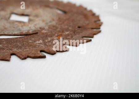 Ein Vintage-Sägeblatt rostig alte Industrie Banner Zeichen Werkzeug scharf industriellen Rost antik Stockfoto