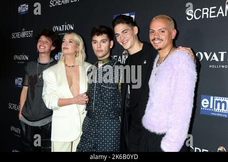 Los Angeles, Kalifornien. 12. Oktober 2022. Jacob Sartorius, Ashley Benson, Max Harwood, Hero Fiennes Tiffin, Evan Ross bei der Ankunft des EINSAMSTEN JUNGEN DER WELT Premiere beim 2022. Screenfest LA Film Festival, TCL Chinese Theatre, Los Angeles, CA 12. Oktober 2022. Kredit: Priscilla Grant/Everett Collection/Alamy Live Nachrichten Stockfoto