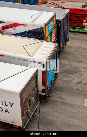 Große Sattelschlepper auf einem Parkplatz, die an den Docks von southampton auf das Be- oder Entladen warten, Transport von Gütern mit einem LKW für den Straßentransport. Stockfoto