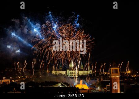 Pyromusical und Feuerwerk von La Mercè 2022 auf der Maria Cristina Avenue in Barcelona (Katalonien, Spanien) ESP: Piromusical y fuegos artificiales, Barcelona Stockfoto