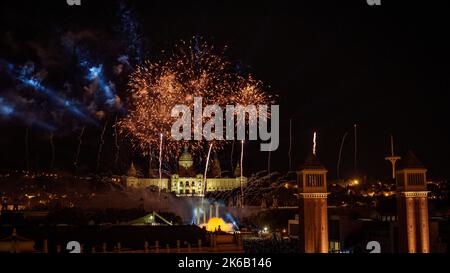 Pyromusical und Feuerwerk von La Mercè 2022 auf der Maria Cristina Avenue in Barcelona (Katalonien, Spanien) ESP: Piromusical y fuegos artificiales, Barcelona Stockfoto