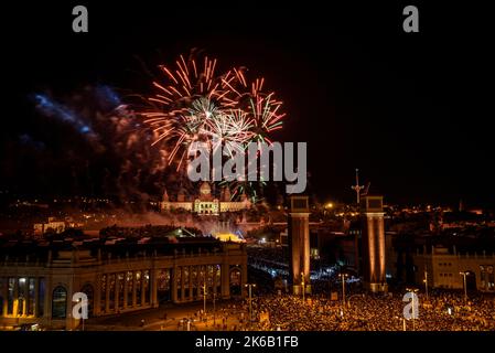 Pyromusical und Feuerwerk von La Mercè 2022 auf der Maria Cristina Avenue in Barcelona (Katalonien, Spanien) ESP: Piromusical y fuegos artificiales, Barcelona Stockfoto