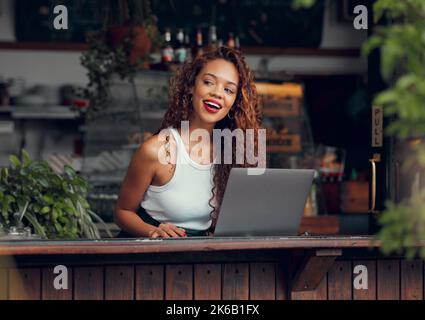 Frau, Laptop und Ideen im Café, Restaurant oder brasilianischen Café für Remote-Arbeit, Blog-Schreiben oder eBook-Planung. Lächeln, glücklich und neugierig Student Stockfoto