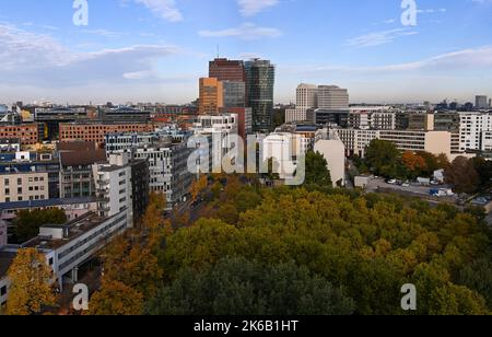 Berlin, Deutschland. 10. Oktober 2022. Blick auf den Potsdamer Platz mit den Hochhäusern Kollhoff Tower, Atrium Tower und Bahn Tower. Aus dem Bundesministerium für Entwicklung. Quelle: Jens Kalaene/dpa/Alamy Live News Stockfoto