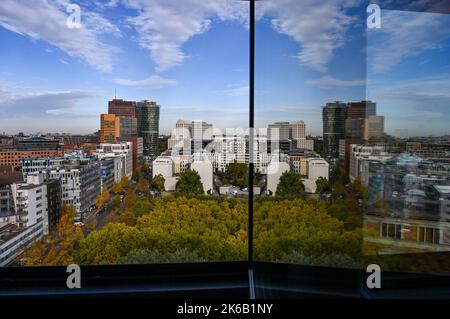 Berlin, Deutschland. 10. Oktober 2022. Blick auf den Potsdamer Platz mit den Hochhäusern Kollhoff Tower, Atrium Tower und Bahn Tower aus einem Fenster des Bundesministeriums für wirtschaftliche Zusammenarbeit und Entwicklung, in dem sich die Gebäude spiegeln. Quelle: Jens Kalaene/dpa/Alamy Live News Stockfoto