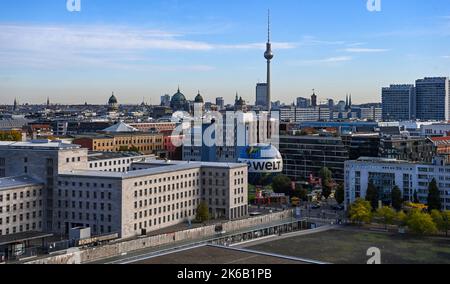 Berlin, Deutschland. 10. Oktober 2022. Blick vom Bundesministerium für Entwicklung auf die Innenstadt mit dem Deutschen und Französischen Dom, der Kathedrale, dem Humboldt Forum, dem Fernsehturm und dem Roten Rathaus. Davor Teile der Berliner Mauer an der Gedenkstätte Topographie des Terrors in der Niederkirchnerstraße. Quelle: Jens Kalaene/dpa/Alamy Live News Stockfoto