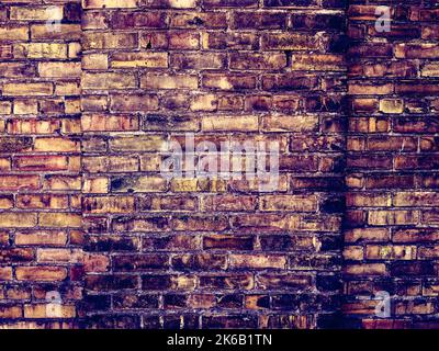 Eine verwitterte alte verwitterte Ziegelwand Design Ziegel Mauerwerk Kamin Kamin Loft Innenarchitektur Retro Vintage Hintergrund industriellen Fassade Backgrou Stockfoto