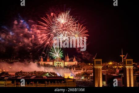 Pyromusical und Feuerwerk von La Mercè 2022 auf der Maria Cristina Avenue in Barcelona (Katalonien, Spanien) ESP: Piromusical y fuegos artificiales, Barcelona Stockfoto