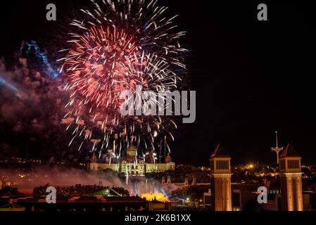 Pyromusical und Feuerwerk von La Mercè 2022 auf der Maria Cristina Avenue in Barcelona (Katalonien, Spanien) ESP: Piromusical y fuegos artificiales, Barcelona Stockfoto