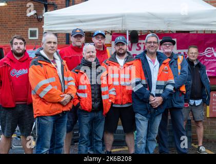 Brentwood, Großbritannien. 13. Oktober 2022. Streikende Postarbeiter streikend gegen das Sortierbüro in Brentwood Essex, als Teil ihres fortlaufenden Streits über Bezahlung und Lebenshaltungskosten.Kredit: Ian Davidson/Alamy Live News Stockfoto