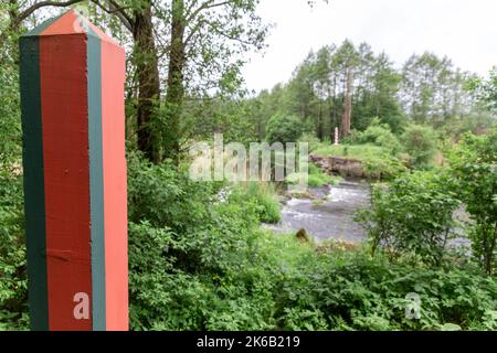 Grenzpole auf der Grenzlinie zwischen Polen und Weißrussland am Fluss Svisloch. Konzentrieren Sie sich auf den weißrussischen Grenzpol. Stockfoto