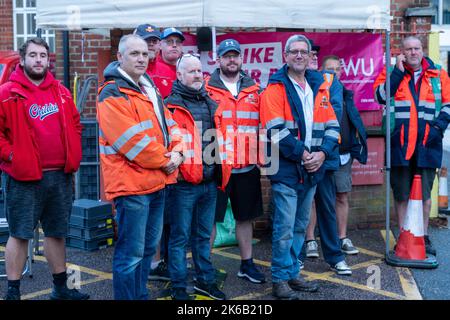 Brentwood, Großbritannien. 13. Oktober 2022. Streikende Postarbeiter streikend gegen das Sortierbüro in Brentwood Essex, als Teil ihres fortlaufenden Streits über Bezahlung und Lebenshaltungskosten.Kredit: Ian Davidson/Alamy Live News Stockfoto