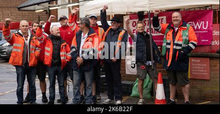 Brentwood, Großbritannien. 13. Oktober 2022. Streikende Postarbeiter streikend gegen das Sortierbüro in Brentwood Essex, als Teil ihres fortlaufenden Streits über Bezahlung und Lebenshaltungskosten.Kredit: Ian Davidson/Alamy Live News Stockfoto