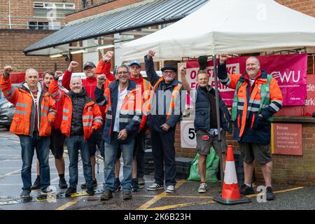 Brentwood, Großbritannien. 13. Oktober 2022. Streikende Postarbeiter streikend gegen das Sortierbüro in Brentwood Essex, als Teil ihres fortlaufenden Streits über Bezahlung und Lebenshaltungskosten.Kredit: Ian Davidson/Alamy Live News Stockfoto