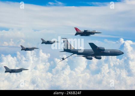 Birmingham, Alabama, USA. 17. August 2022. Die F-16C-Falken der US-Luftwaffe vom 187. Fighter Wing, Montgomery, Alabama, werden von einem KC-135R Stratotanker vom 117. Air Betanking Wing, Birmingham, Alabama, am 17. August 2022 betankt. Das Foto wurde mit den Red Tails und dem 100.-jährigen Gedenkschwanzstück für den 117. Air Tanken Wing aufgenommen. Quelle: U.S. National Guard/ZUMA Press Wire Service/ZUMAPRESS.com/Alamy Live News Stockfoto