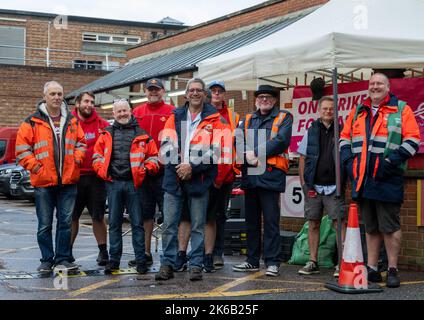 Brentwood, Großbritannien. 13. Oktober 2022. Streikende Postarbeiter streikend gegen das Sortierbüro in Brentwood Essex, als Teil ihres fortlaufenden Streits über Bezahlung und Lebenshaltungskosten.Kredit: Ian Davidson/Alamy Live News Stockfoto