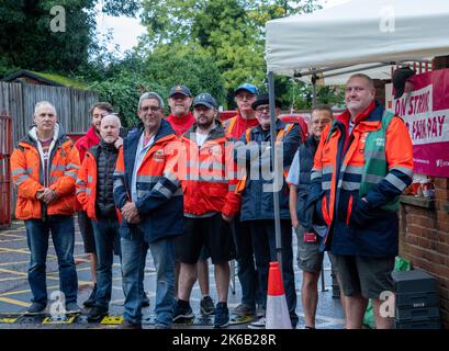 Brentwood, Großbritannien. 13. Oktober 2022. Streikende Postarbeiter streikend gegen das Sortierbüro in Brentwood Essex, als Teil ihres fortlaufenden Streits über Bezahlung und Lebenshaltungskosten.Kredit: Ian Davidson/Alamy Live News Stockfoto