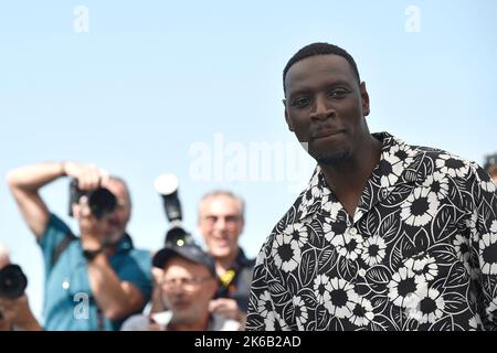 Schauspieler Omar Sy posiert während der Fotoaufnahme des Films „Vater und Soldat“ (französisch „Tirailleurs“) anlässlich der Filmfestspiele von Cannes im Mai Stockfoto